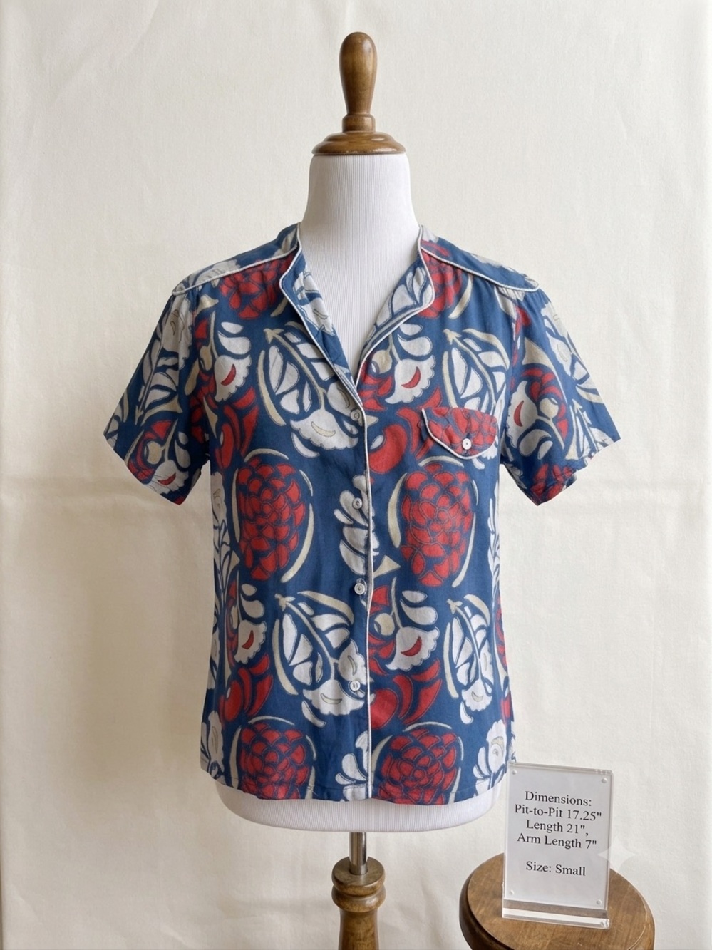 Vintage 70s Susie’s Casuals Blue Red Floral Camp Shirt XS S Retro Resort Top